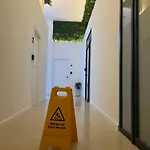 Nina Mala Valencia
